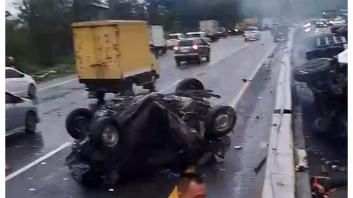 Kondisi mobil yang terlempar dan melompat ke jalur tol di arah berlawanan saat terjadi kecekaan maut truk trailer pengangkut kertas mengalami rem blong di Tol Cipularang Km 92 arah ke Jakarta, Senin (11/11/2024) sore sekira pukul 15.40 WIB. Kecelakaan ini melibatkan 17 kendaraan dengan 1 korban meninggal dan puluhan luka ringan dan luka berat.
