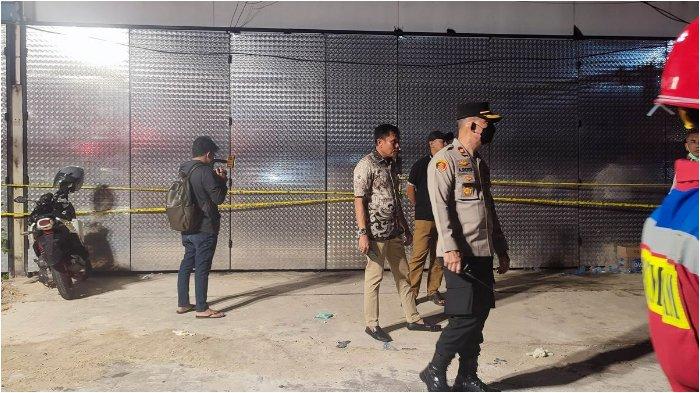 MOMEN EVAKUASI MAYAT BOS RUKO - Kondisi toko di Rawamangun digaris polisi usai ditemukan pemilik toko ditemukan tewas, Rabu (26/2/2025). Berikut ini adalah momen evakuasi jenazah bos rumah toko (ruko) berinisial JS (69) yang dicor dengan semen di Pulogadung, Rawamangun, Jakarta Timur, pada Rabu (26/2/2025).
