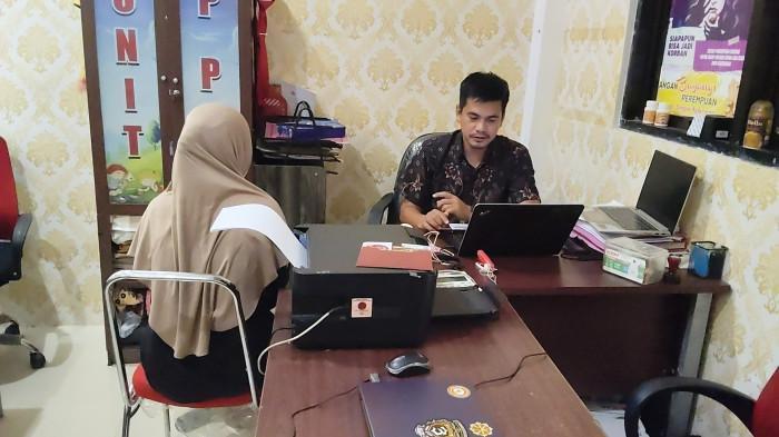 PELECEHAN SEKSUAL - Korban, SR (23) saat dimintai keterangan oleh polisi didampingi pihak Dinsos Mateng dan PPA di ruang unit PPA Satreskrim Polres Mateng, Jl H Aras Tammauni, Desa Tobadak, Kecamatan Tobadak, Kabupaten Mamuju Tengah, Sulawesi Barat, Kamis (31/7/2025).