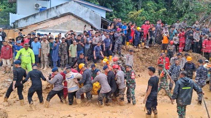 Korban reruntuhan longsor di Tiban Koperasi saat dievakuasi ke mobil ambulance, Senin (13/1/2025)