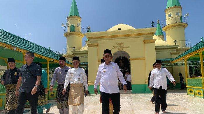 Gubernur Kepri, Ansar Ahmad di Masjid Raya Sultan Riau Pulau Penyengat, Kota Tanjungpinang, Provinsi Kepri. Foto diambil beberapa waktu lalu.