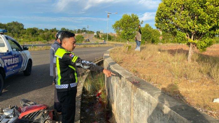Polisi saat di lokasi kecelakaan maut di kawasan Dompak, Tanjungpinang, Provinsi Kepri, Minggu (06/07/2025).