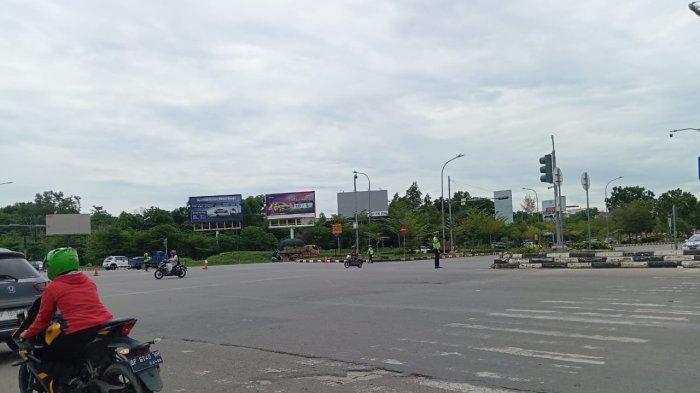 TIDAK BERFUNGSI - Lampu traffic light di Simpang Kepri Mall tidak berfungsi Polisi berusaha atur lalu lintas, Kamis (17/4/2025).