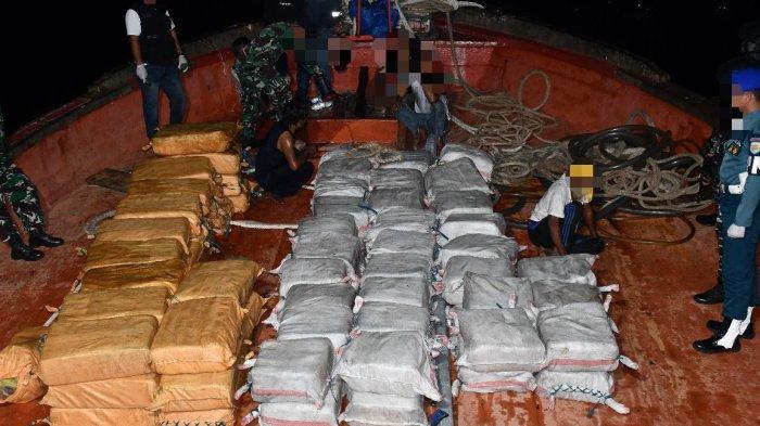 KAPAL ASING - Personel TNI AL saat berada di atas kapal asing berbendera Thailand, Rabu (14/5/2025) dini hari. Kapal berawak lima orang ini diduga membawa narkotika total 1,9 ton jenis sabu-sabu dan kokain.