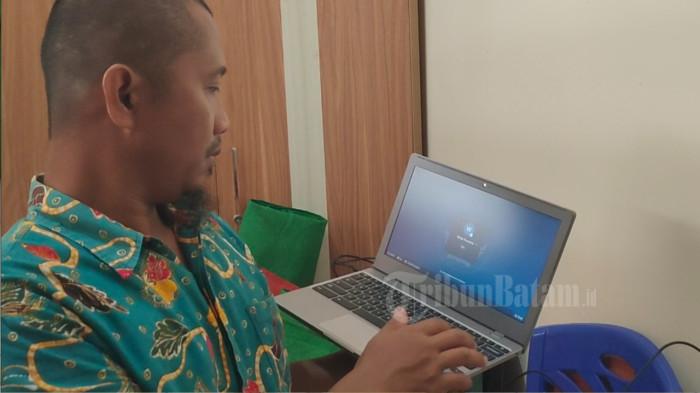 LAPTOP CHROMEBOOK DI LINGGA - Laptop Chromebook pengadaan dari pemerintah pusat tak digunakan di SMPN 1 Singkep, Kabupaten Lingga, Provinsi Kepri. Tampak masih baru saat pertama kali dibuka dan dihidupkan, Rabu (16/7/2025).