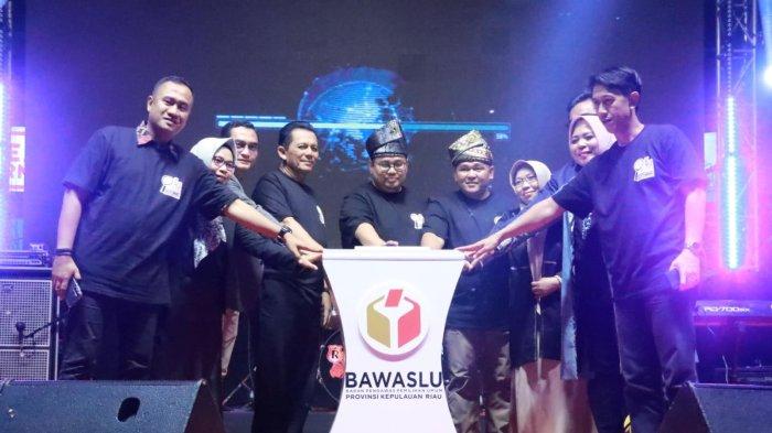 Gubernur Kepri Ansar Ahmad menghadiri langsung kegiatan Sosialisasi Launching Pilkada Tahun 2024 yang diselenggarakan Badan Pengawas Pemilu (Bawaslu) Provinsi Kepri, bertempat di Pelataran Parkiran Mall Botania 2 Kota Batam, Ahad (30/6) malam.