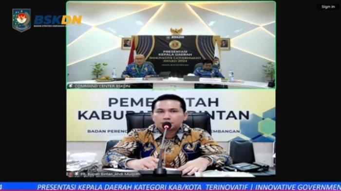 Plt Bupati Bintan Ahdi Muqsith saat melakukan presentasi dengan memaparkan dua inovasi unggulan tersebut via zoom meeting di hadapan Dewan Juri yang terdiri dari Perwakilan Badan Nasional Pengelola Perbatasan (BNPP) RI dan Akademisi Fisip Universitas Gajah Mada, Senin malam (28/10).