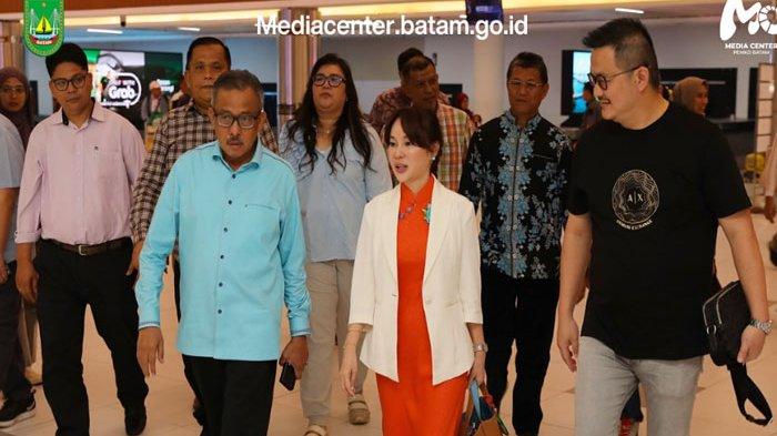 PLH WALIKOTA BATAM - Tangkap layar Instagram Pemko Batam, @mediacenterpemkobatam saat Sekdako Batam, Jefridin menyambut kedatangan Plh Walikota Batam, Li Claudia Chandra di Bandara International Hang Nadim pada Minggu (23/2). Li Claudia Chandra sementara menjabat kepala daerah menggantikan Amsakar Achmad yang masih mengikuti retret di Akmil Magelang.