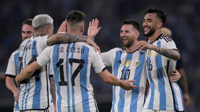 Argentina Menang 7-0 - Lionel Messi ( kedua dari kanan ), Giovani Lo Celso, dan Nicolas Gonzalez selebrasi untuk gol yang dicetak Enzo Fernandez (kiri) saat pertandingan Argentina vs Curacao, Selasa (28/3/2023) malam atau Rabu pagi WIB. Argentina menang 7-0 pada laga ini dan Lionel Messi mencetak tiga gol alias hattrick.