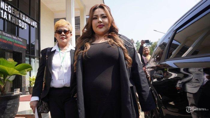 ISU PERSELINGKUHAN RIDWAN KAMIL - Selebgram Lisa Mariana menghadiri sidang gugatan perdata terhadap mantan Gubernur Jawa Barat, Ridwan Kamil dengan agenda mediasi, di Pengadilan Negeri (PN) Bandung, Jalan LLRE Martadinata, Kota Bandung, Jawa Barat, Rabu (4/6/2025).