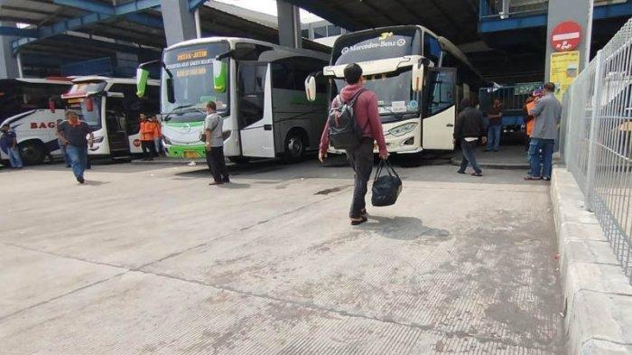 LOKASI KEJADIAN PENGEROYOKAN - Titik jalur keberangkatan bus di Terminal Arjosari Malang yang menjadi lokasi kejadian pengeroyokan saat didatangi TribunJatim.com, Jumat (27/6/2022). Diketahui, seorang anggota TNI AL menjadi korban pengeroyokan orang tak dikenal saat berada di jalur keberangkatan bus Terminal Arjosari Malang.