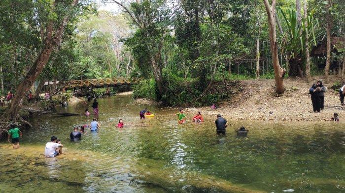 Wisata Lubuk Muncung - Pengunjung menikmati wisata Lubuk Muncung di Desa Merawang, Lingga, Lingga, Kepri, Kamis (30/1/2025). Lubuk Muncung merupakan salah satu tempat wisata yang cocok untuk liburan akhir pekan bersama keluarga.