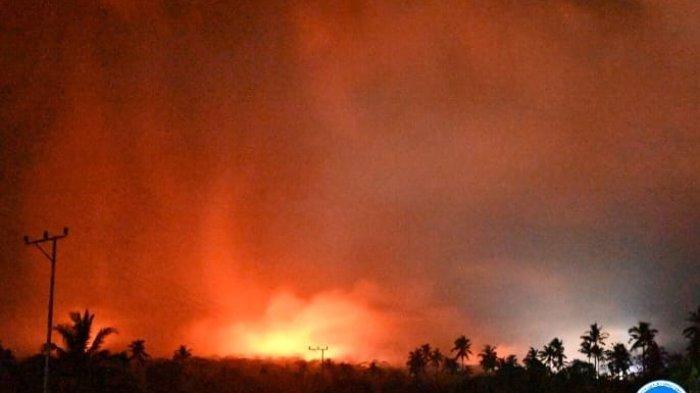 Dokumentasi Gunung Lewotobi mengeluarkan api saat erupsi, Minggu, 3 November 2024.