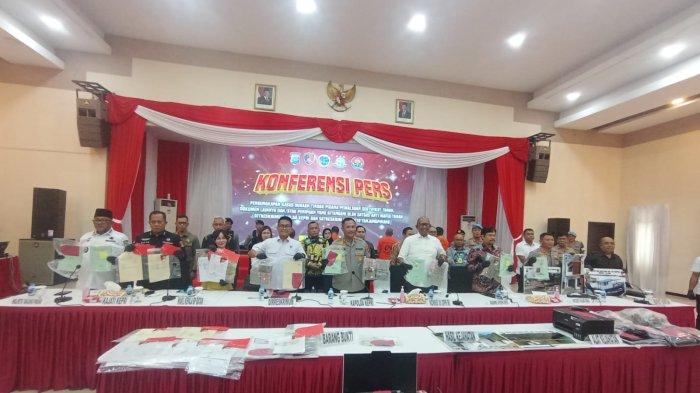 MAFIA LAHAN - Kapolda Kepri Irjen Pol Asep Syafrudin saat memberikan keterangan ungkap kasus mafia lahan di Kepri, di Gedung Lancang Kuning Polda Kepri, Kamis (3/7/2025)