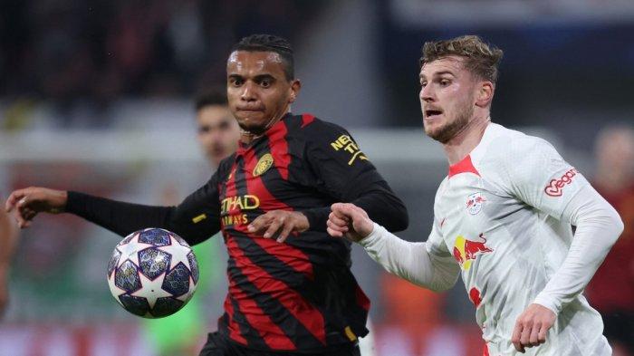 Bek Manchester City asal Swiss Manuel Akanji (kiri) berebut bola dengan striker RB Leipzig asal Jerman Timo Werner pada laga leg 1 babak 16 besar Liga Champions 2022-2023, Rabu (22/2/2023). Duel RB Leipzig vs Manchester City berakhir dengan skor 1-1.