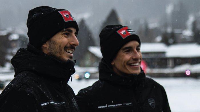 Marc Marquez (kanan) bersama Francesco Bagnaia jelang peluncuran tim Ducati untuk MotoGP 2025 di Piazza Sissi - Madonna Di Campiglio, Italia