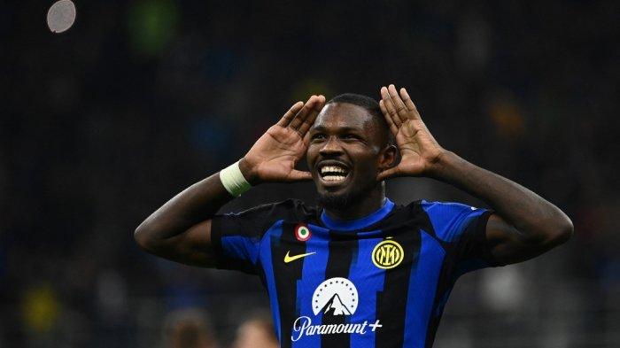 Inter Milan Menang - Striker Inter Milan asal Prancis Marcus Thuram selebrasi setelah cetak gol ke gawang AS Roma di pekan 10 Serie A Liga Italia 2023-2024 di Stadion Giuseppe Meazza, Milan, Minggu (29/10/2023) malam atau Senin dinihari WIB. Inter Milan menang 1-0 atas AS Roma berkat gol tersebut.