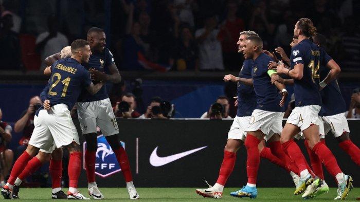 Prancis Menang - Pemain Prancis Marcus Thuram (kedua dari kiri) selebrasi dengan rekannya setelah mencetak gol kedua Timnas Prancis ke gawang Irlandia di kualifikasi Piala Eropa 2024 (EURO 2024), Kamis (7/9/2023) malam atau Jumat dinihari WIB. Prancis menang 2-0 atas Irlandia pada pertandingan ini.