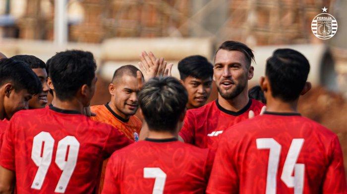 Marko Simic menyalami pemain Persija Jakarta setelah kembali bergabung jelang Liga 1 2023-2024