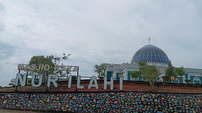 WISATA RELIGI DI TANJUNGPINANG - Masjid Raya Nur Ilahi di Pulau Dompak, Kota Tanjungpinang, bagian destinasi wisata religi di Kepri.