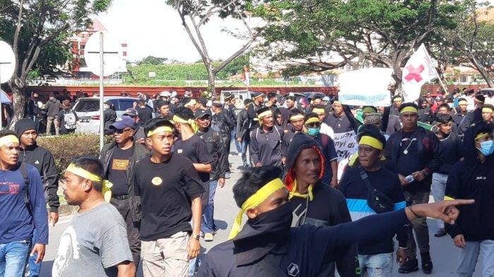 Massa Pulau Rempang berunjuk rasa mendatangi kantor BP Batam, Rabu (23/8/2023).