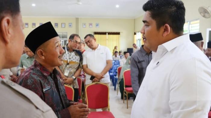 BIJAK BERMEDSOS - Bupati Bintan Roby Kurniawan ngobrol bersama sejumlah tamu undangan usai membuka acara bijak bermedia sosial di Aula kantor Camat Seri Kuala Lobam, Kabupaten Bintan, Kepulauan, Kamis (31/7/2025).