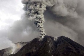 Kawah Baru Terbentuk di Puncak Sinabung - Tribunbatam.id
