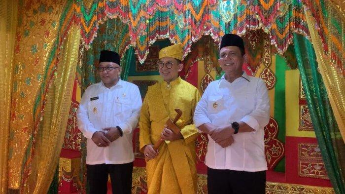 ANSAR, LIS DAN FADLI ZON - Menteri Kebudayaan RI, Fadli Zon mengenakan baju adat foto bersama Gubernur Kepri, Ansar Ahmad dan Walikota Tanjungpinang, Lis Darmansyah, Senin (10/03/2025).
