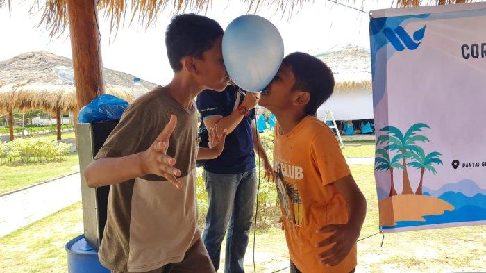 Lomba joget dengan balon.