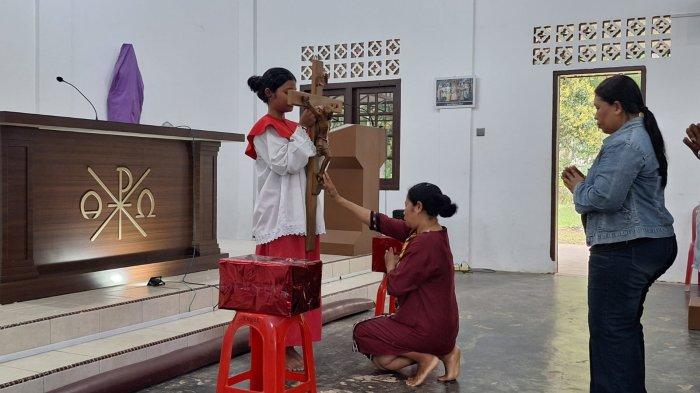 Umat Katolik Khusyuk Ikuti Misa Jumat Agung di Gereja Katolik St Yoseph ...