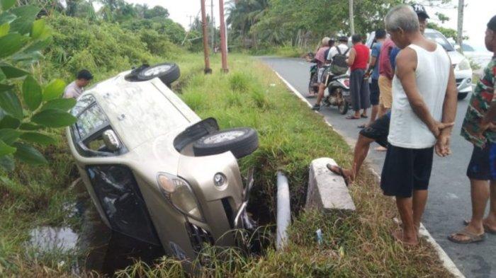 KECELAKAAN DI LINGGA - Kondisi mobil Toyota Avanza terlibat lakalantas di Lingga nyungsep di gorong-gorong Desa Lanjut, Kecamatan Singkep Pesisir, Minggu (1/6/2025). Pasangan suami istri (pasutri) berada dalam mobil nahas itu.