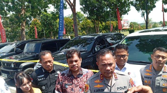 BARANG BUKTI - Kapolda Kepri saat memberikan keterangan di depan barang bukti mobil yang disita polisi atas kasus mafia lahan di Kepri, Kamis (3/7/2025).