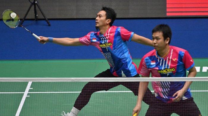 Ganda Putra Indonesia Mohammad Ahsan/Hendra Setiawan saat pertandingan melawan ganda Korea Selatan Choi Sol-gyu/Kim Won-ho di perempat final Korea Open 2022, 8 April 2022.