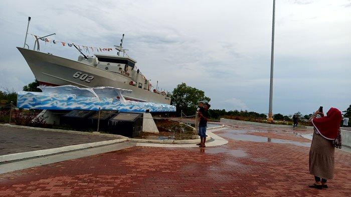Warga saat berswafoto di Monumen Tri Matra, Dompak Kota Tanjungpinang, Provinsi Kepulauan Riau (Kepri), Jumat (22/7/2022). Terdapat kisah pertmpuran TNI dalam menjalankan operasi dibalik penempatan armada tempur tiga matra ini.