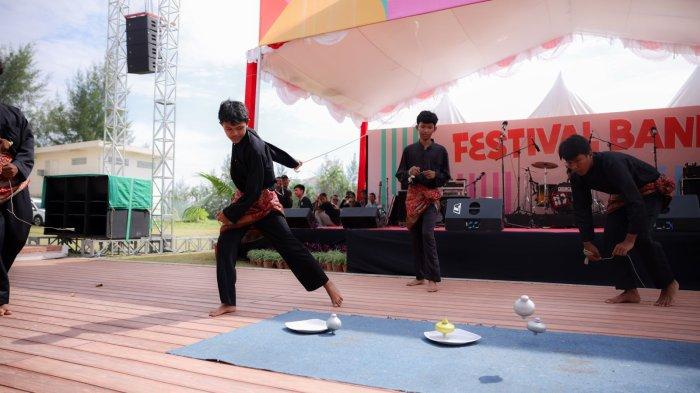 Pertunjukan bakat bermain gasing tradisional oleh pelajar pada MudaFest.2023.