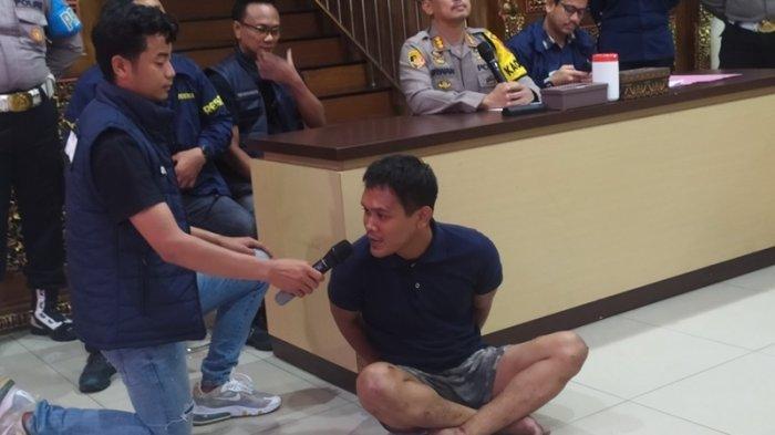 Muhammad Adhi Nugroho (28) tersangka pembunuhan perempuan Grobogan di kamar kos Semarang.  Adhi mengaku membunuh karena cemburu saat di Mapolrestabes Semarang, Selasa (22/10/2024).