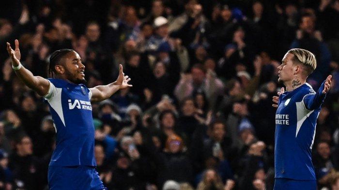 Chelsea Menang - Gelandang Chelsea asal Ukraina Mykhailo Mudryk (kanan) selebrasi dengan rekannya Christopher Nkunku setelah cetak gol ke gawang Crystal Palace, Rabu (27/12/2023). Chelsea menang 2-1 atas Crystal Palace pada pekan 19 Premier League Liga Inggris 2023-2024 di Stadion Stamford Bridge, London itu.