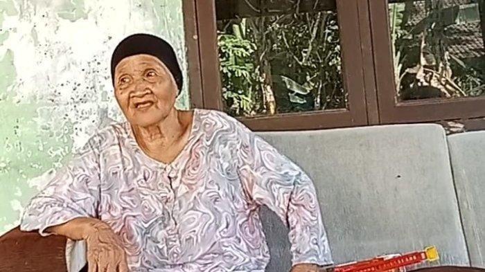 NENEK KORBAN PENGEROYAKAN - Nenek Surti (90) warga Kampung Sajira Barat, Desa Sajira, Kecamatan Sajira, Kabupaten Lebak, Banten saat menceritakan sosok almarhum cucunya, Fahrul Abdillah, korban pengeroyokan, di rumahnya, Minggu (20/4/2025). Fahrul meninggal dunia setelah dikeroyok 2 oknum TNI dan 2 warga sipil di Kota Serang, Banten, pada Selasa (15/4/2025).
