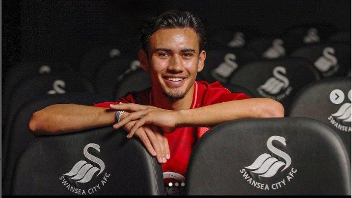 Nathan Tjoe-A-On, bek keturunan yang bermain di Swansea City.