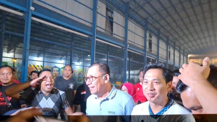 Kapolda Kepri, Irjen Yan Fitri foto bareng seorang remaja di halaman Sport Hall SP Plaza sesudah nobar pertandingan Timnas Indonesia vs Korea Selatan, Jumat (26/4/2024).