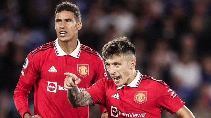 Bek Manchester United, Lisandro Martinez (kanan) dikabarkan bakal absen untuk waktu yang cukup lama usai mengalami cedera pada laga Man United vs Sevilla di perempat final Liga Eropa 2022-2023. Jumat (14/4/2023).