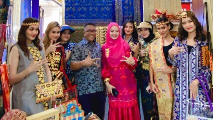 Nuri Maulida juga menampilkan para model dengan menggunakan pakaian Lampung Selatan.