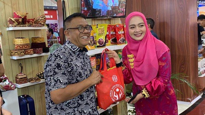 Ibu Nuri Maulida mengenalkan produk-produk Lampung Selatan dan produk daerah lainnya.