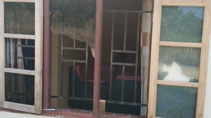 Jendela Kantor Desa Posek, Kabupaten Lingga, Provinsi Kepulauan Riau, pecah akibat dilempari batu oleh pria yang diduga ODGJ baru-baru ini.