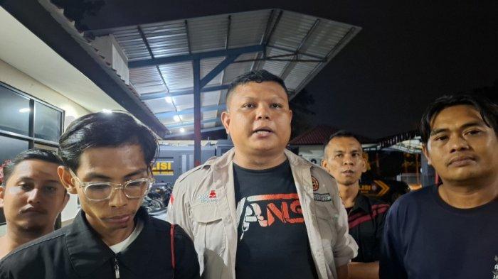 Ketua Satgas Komando Batam, Arif (baju hitam), Wakil Ketua Satgas Komando Batam, Oka (tengah), dan Marwan (hitam corak merah) saat ditemui usai Mediasi di Mapolresta Barelang, Kamis (10/7/2025) dini hari.