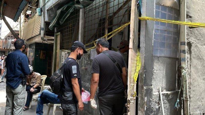 PEMBUNUHAN - Satreskrim Polres Metro Jakarta Barat melakukan olah Tempat Kejadian Perkara (TKP) di lokasi pembunuhan ibu dan anak, Jalan Angke Barat, RT 05/2, Kelurahan Angke, Kecamatan Tambora, Jakarta Barat pada Selasa (11/3/2025). Di lokasi ini, Kepolisian melakukan pencocokan DNA ulang anatra pelaku dan korban.