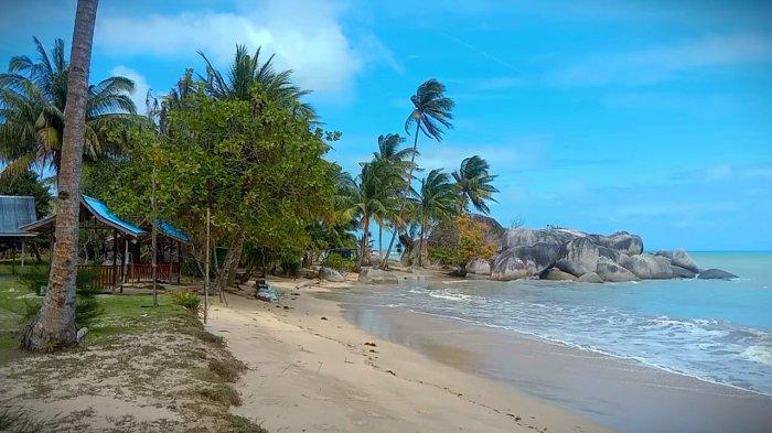 WISATA NATUNA - Destinasi wisata di Natuna, Pantai Batu Kasah yang menyuguhkan keindahan alami yang berpadu dengan hamparan bebatuan granit berumur ratusan juta tahun.