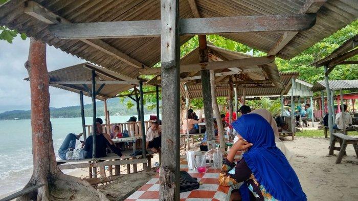 Suasana pengunjung yang sedang menikmati liburan di Pantai Tanjung, Kecamatan Bunguran Timur Laut, Kabupaten Natuna. Minggu (6/4/2025).