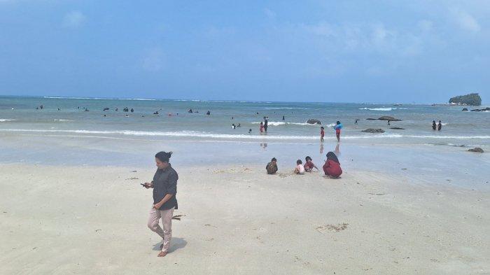PANTAI TRIKORA - Sejumlah pengunjung tengah berenang di pantai Trikora, Malang Rapat, Bintan.