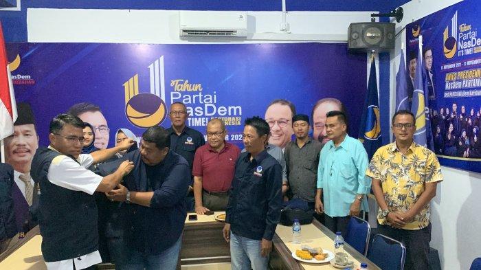 PEMILU 2024 DI KARIMUN - Ketua DPD Partai NasDem Karimun Yusrizal saat memakaikan seragamNasDem kepada Ngadino sebagai tanda resminya telah bergabung ke Partai Nasional Demokrat (NasDem) di Kantor NasDem, Senin (25/9/2023).